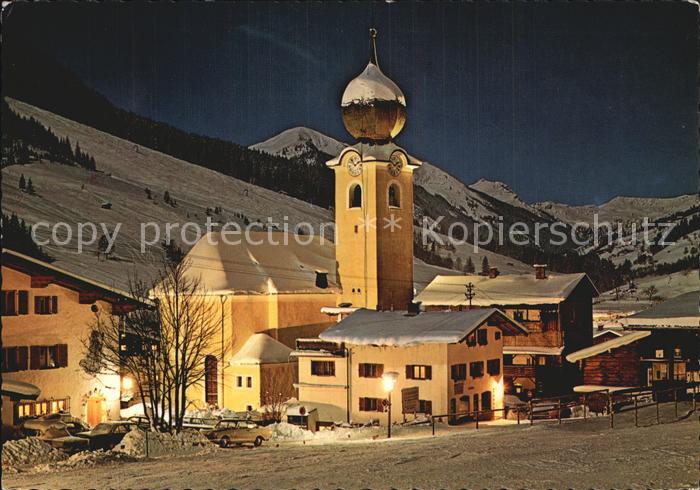 Saalbach-Hinterglemm Skidorf Ortsansicht mit Kirche bei Nacht