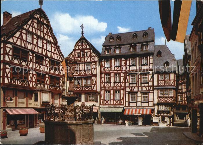 BERNKASTEL-KUES Berncastel Rheinland-Pfalz Marktplatz mit Michaelsbrunnen
