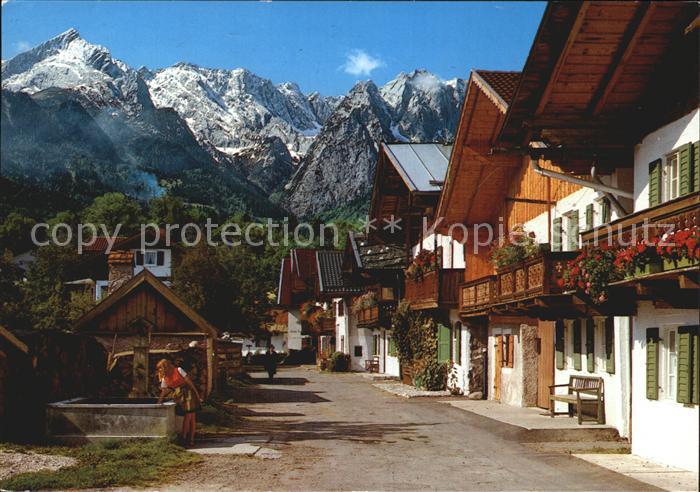 GARMISCH-PARTENKIRCHEN Bayern Fruehlingsstrasse mit Zugspitzgruppe