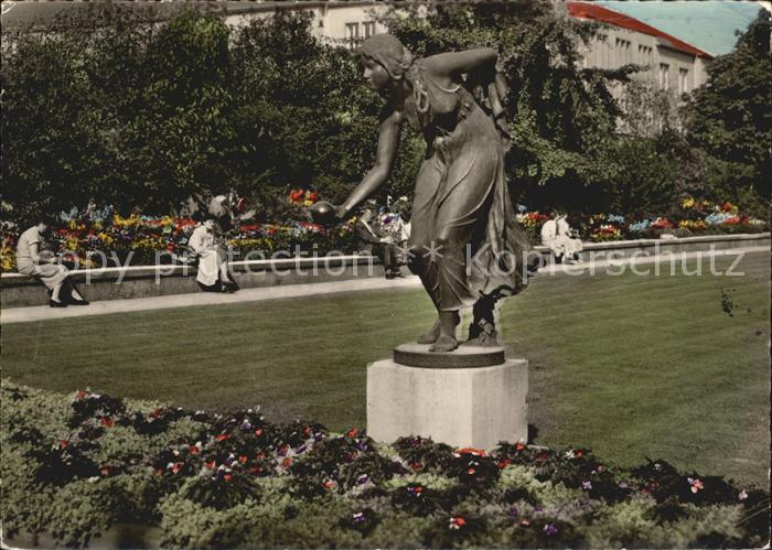 DuessELDORF CITY Ballwerferin im Botanischen Garten