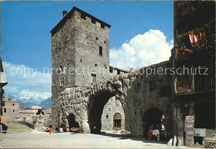 Aosta Porta Praetoria e la Torre Vieille Insinuation