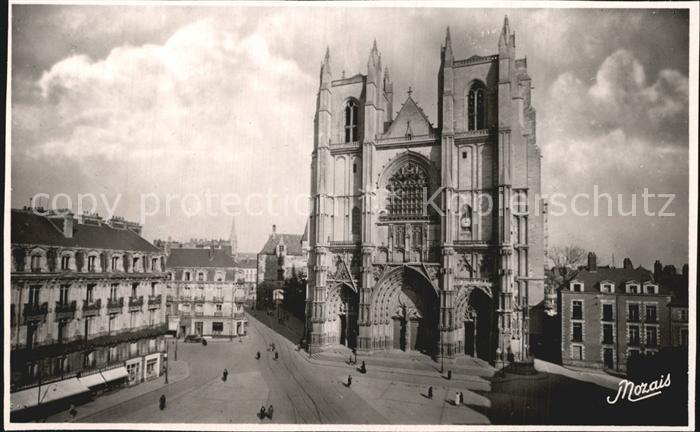 Nantes Loire Atlantique Cathedrale au fond la Tour St Pierre