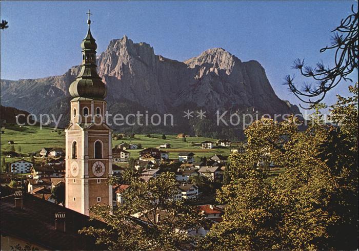 Kastelruth Suedtirol mit Kirche und Schlern