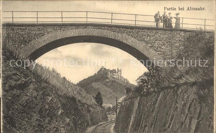 Altenahr Blick durch Eisenbahnbruecke zur Burg Ahre