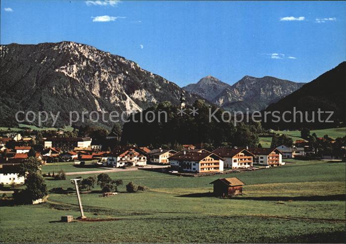 Ruhpolding Bayern Teilansicht mit Rauschberg und Sonntagshorn Chiemgauer Alpen