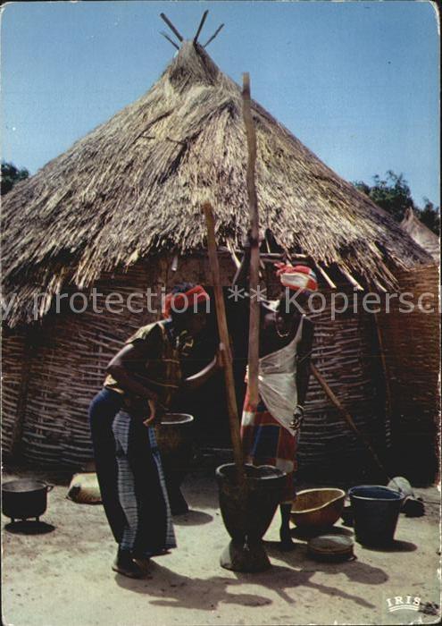 Typen Afrika Senegal Pileuses Frauen beim mahlen der Hirse