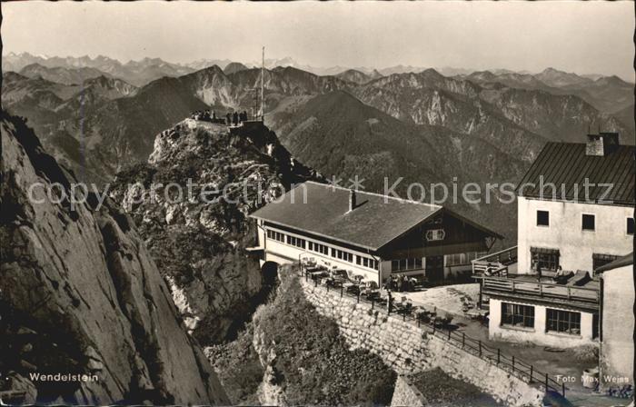 Wendelsteinhaus mit Zugspitzmassiv und Tegernseer Alpen