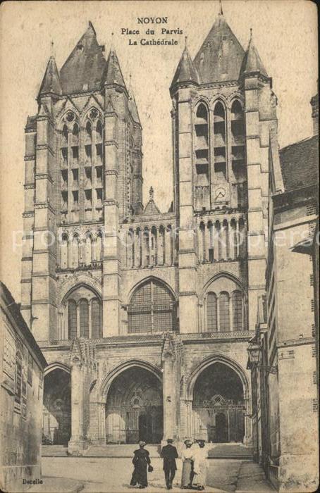 Noyon Oise Place du Parvis La Cathedrale