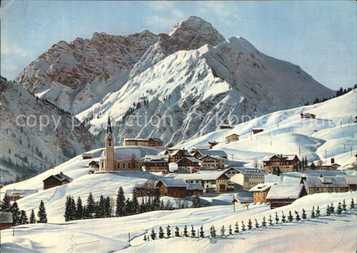 Hirschegg Kleinwalsertal Vorarlberg Ortsansicht mit Kirche mit Widderstein im Wi