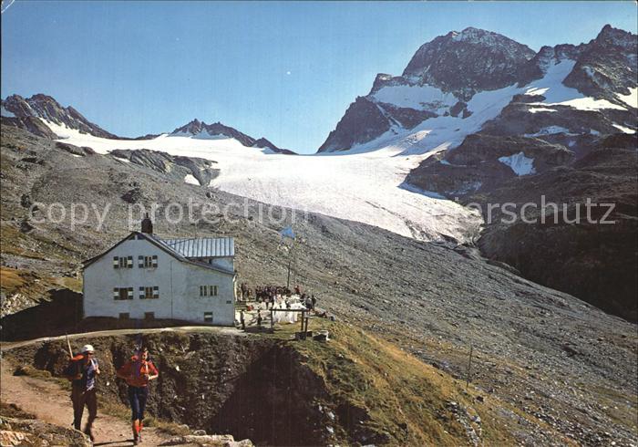 Wiesbadener Huette mit Piz Buin Vermuntpass Piz Jeremias Berwandern