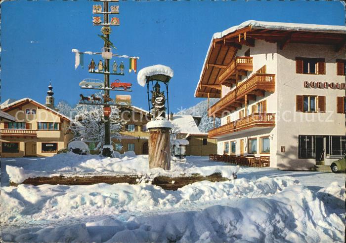 Ruhpolding Bayern Dorfplatz mit Maibaum und Marienbrunnen