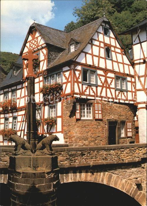 Monreal Eifel Bruecke Brunnen Altstadt Fachwerkhaus Luftkurort
