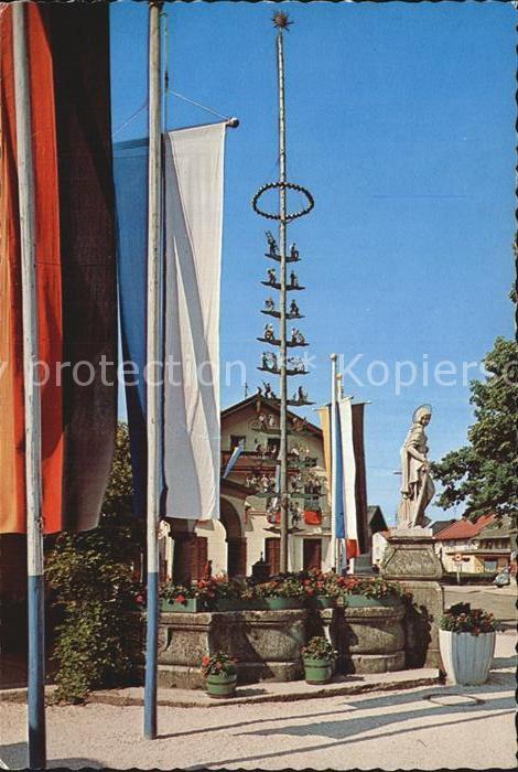 Prien Chiemsee Maibaum Fahnen Denkmal Statue