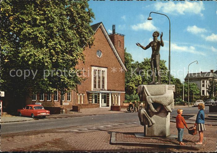 Wageningen Bevrijdingsmonument met Aula Landbouwhogeschool Statue