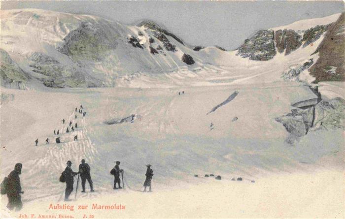 Canazei Trento IT Aufstieg zur Marmolata Gebirgspanorama Dolomiten im Winter