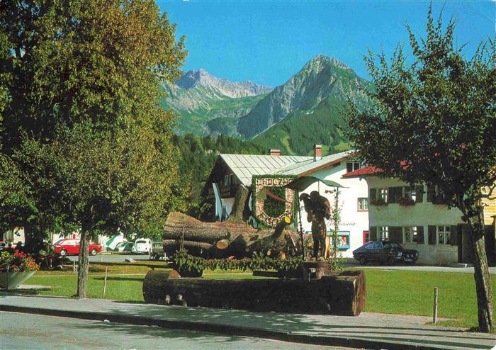 Fischen Allgaeu Holzbrunnen Blick gegen Nebelhorn und Rubihorn Allgaeuer Alpen