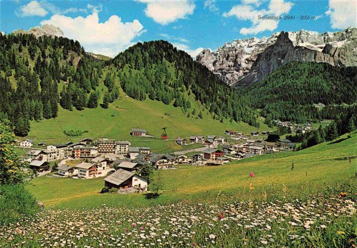 Wolkenstein Groeden Selva Val Gardena Suedtirol IT Panorama Bergwiesen Dolomiten