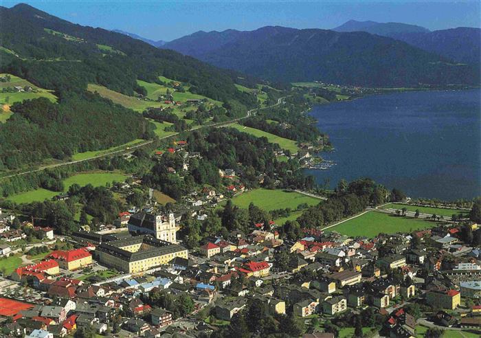 Mondsee Salzkammergut AT Fliegeraufnahme mit Pfarrkirche und Schloss