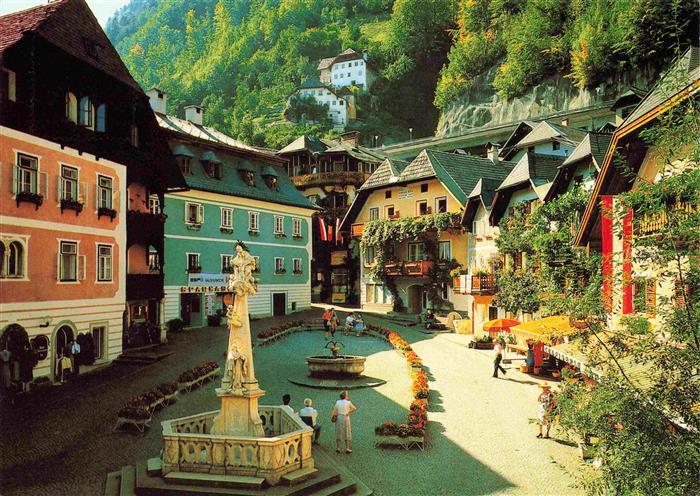 Hallstatt Oberoesterreich AT Marktplatz mit Brunnen