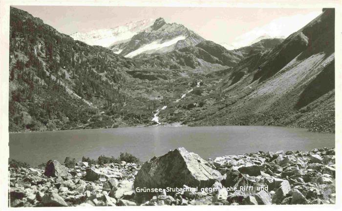 Gruensee Stubachtal Schwarzendorf Steiermark AT Partie am Bergsee gegen hohe Rif