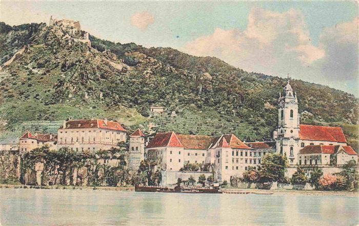 Duernstein Wachau AT Blick ueber die Donau zur Stadt mit Kirche