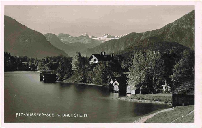 Alt-Aussee Altaussee Steiermark AT Haeuserpartie am Wasser Blick zum Dachstein