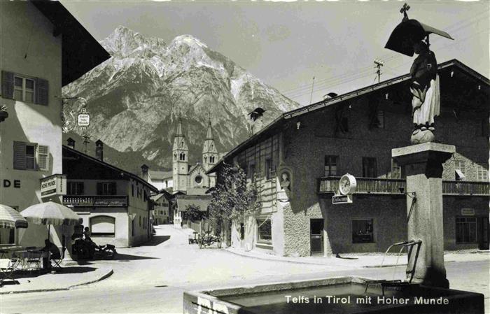 Telfs Tirol AT Ortszentrum Brunnen Blick zur Kirche Hohe Munde