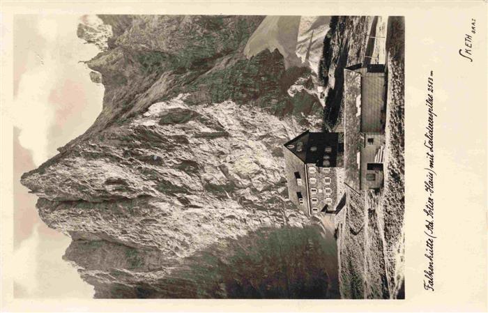 Vomp Tirol AT Falkenhuette mit Lalidererspitze Karwendelgebirge
