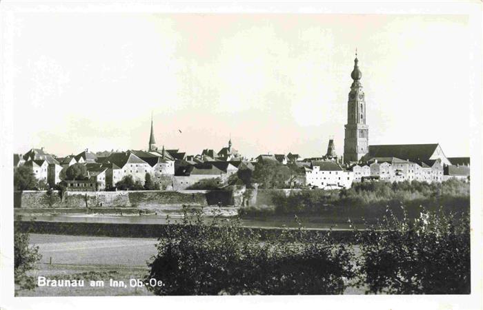 Braunau Inn Oberoesterreich AT Blick ueber den Inn zur Kirche