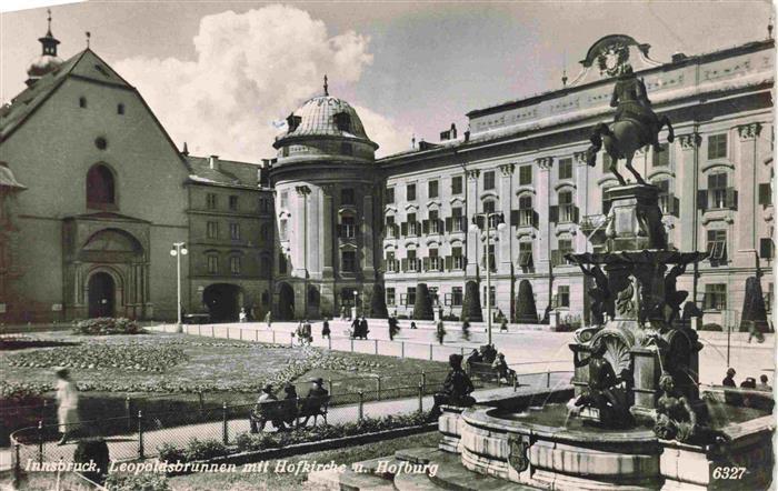 INNSBRUCK Tirol AT Leopoldobrunnen mit Hofkirche und Hofburg