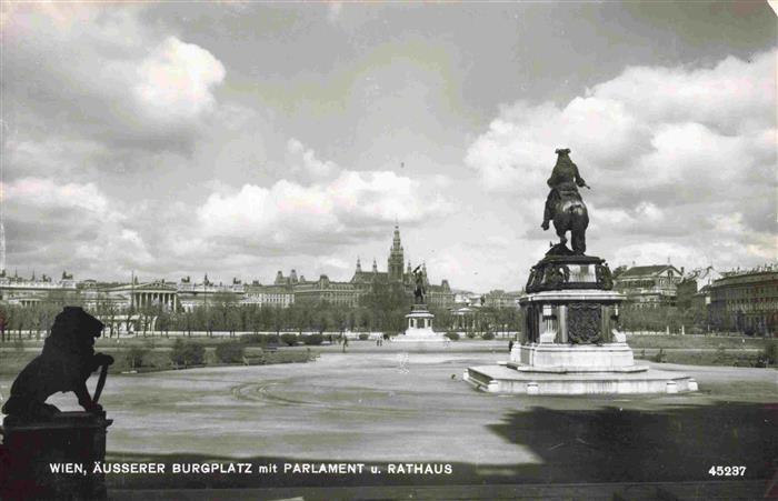 Wien AT aeusserer Burgplatz mit Parlament und Rathaus