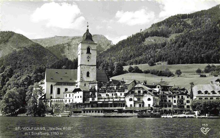 ST WOLFGANG Wolfgangsee Oberoesterreich AT Weisses Roessl mit Schafberg und Kir
