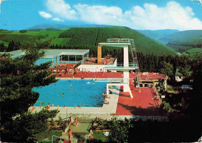 Winterberg  Hochsauerland NRW Panorama mit Hallen und Freibad