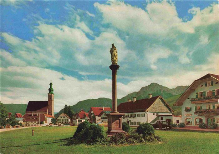 Anger Stauffen Dorfplatz mit Hochstaufen