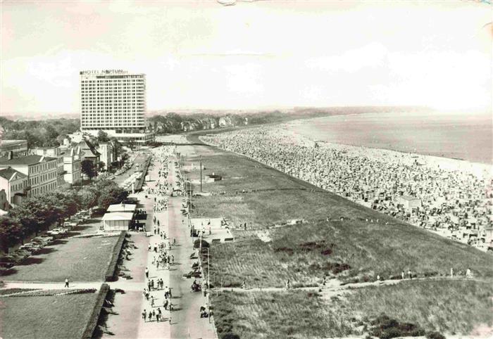 Warnemuende Ostseebad Blick auf Promenade und Hotel Neptun