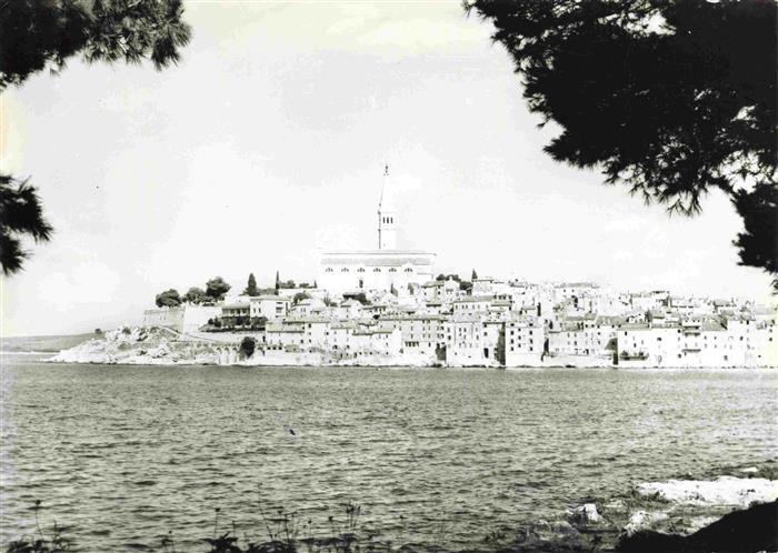 Rovinj Rovigno Istrien Croatia Uferpartie am Wasser Blick zur Altstadt Halbinsel