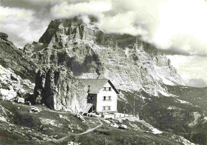 Rifugio Adolfo Sonino al Coldai 3168m Coldaihuette Dolomiti IT con el Monte Pel