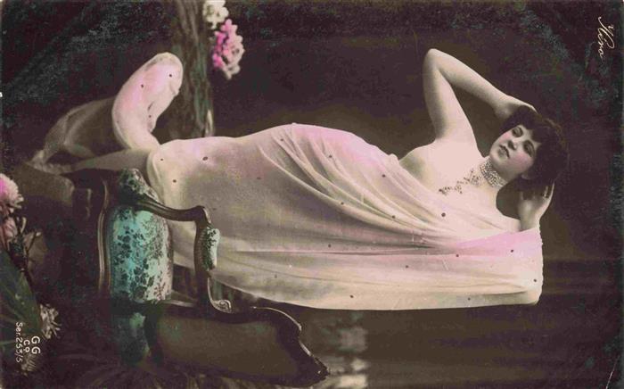 Foto GGCo Nr. Ser 253/5 Heno Frau Stuhl