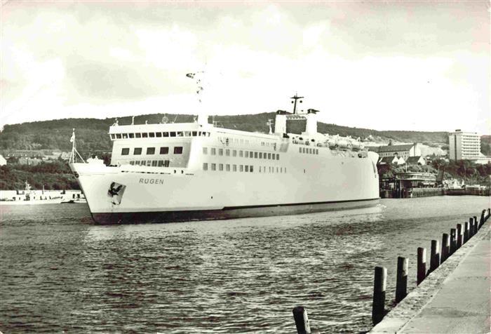 Schiffe Oceanliner Ruegen Sassnitz DDR-Faehrschiff Hafen