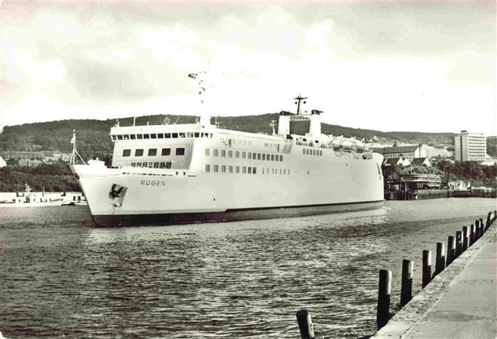 Schiffe Oceanliner Ruegen Sassnitz DDR-Faehrschiff Hafen
