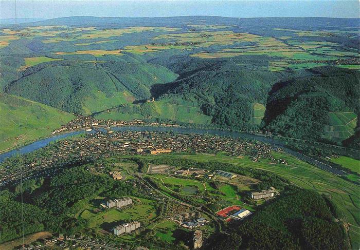 BERNKASTEL-KUES Berncastel Fliegeraufnahme mit Mosel und Rehazentrum
