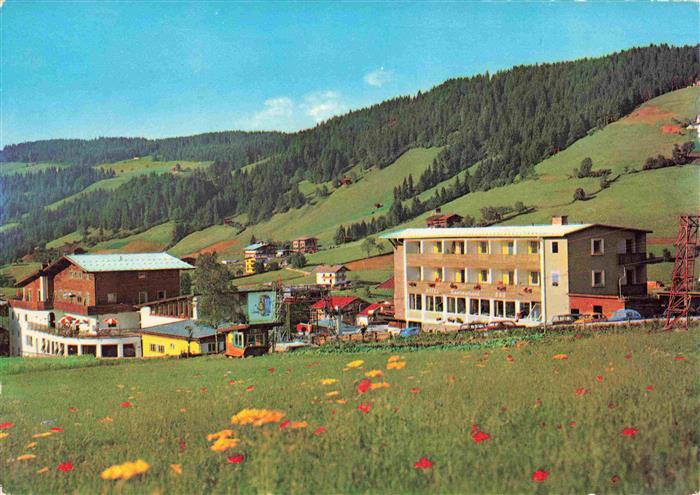 Niederau Wildschoenau Tirol AT Sesselbahn Talstation mit Hotel Brunner