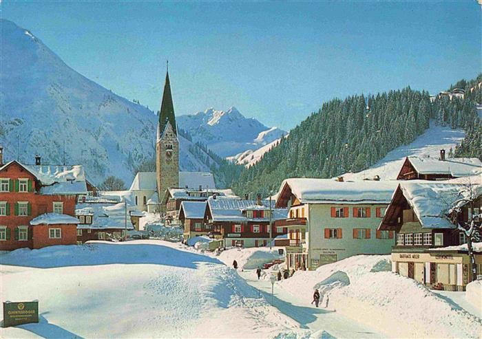 Mittelberg Kleinwalsertal AT Verschneites Dorf mit Kirche