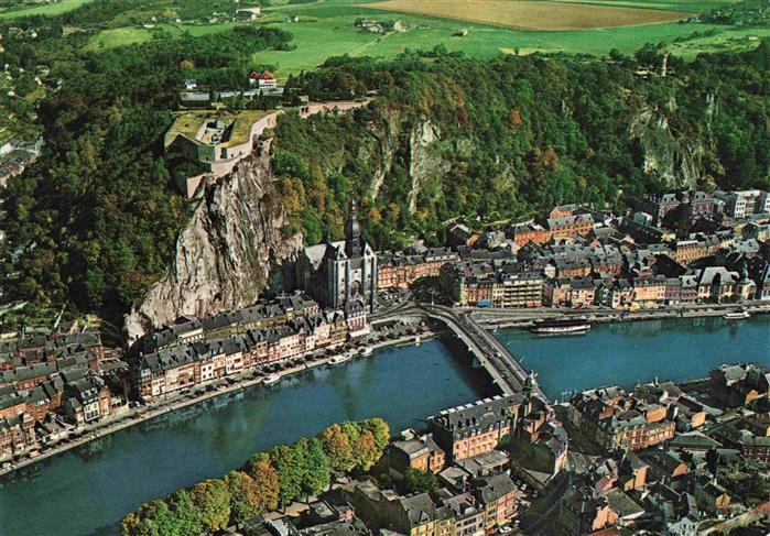 Dinant-sur Meuse Belgie Pont Eglise et Citadelle vue aérienne