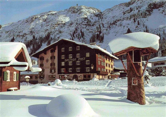Lech Vorarlberg AT Gasthof Post mit Ruefikopf Wintersportplatz im Winterzauber