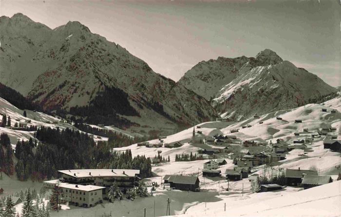Hirschegg Kleinwalsertal Vorarlberg AT mit Elfer Zwoelfer un Widderstein
