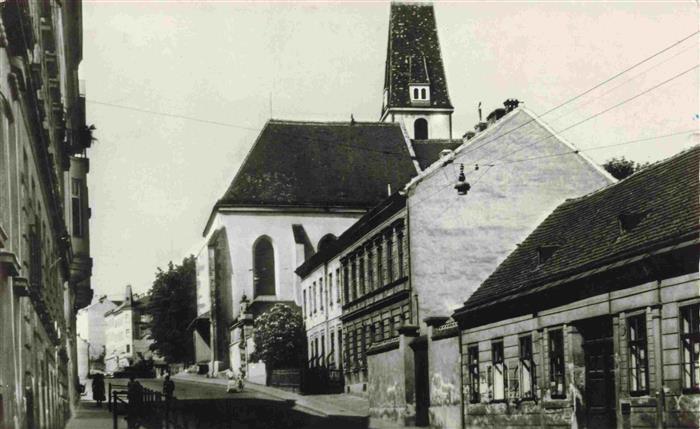Wien AT Strassenpartie mit Kirche