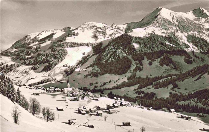 Mittelberg Kleinwalsertal AT mit Kuehleren und Hammerspitze
