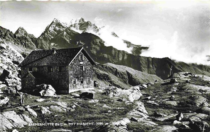 Bremerhuette 2390m Stubaital Tirol AT mit Habicht