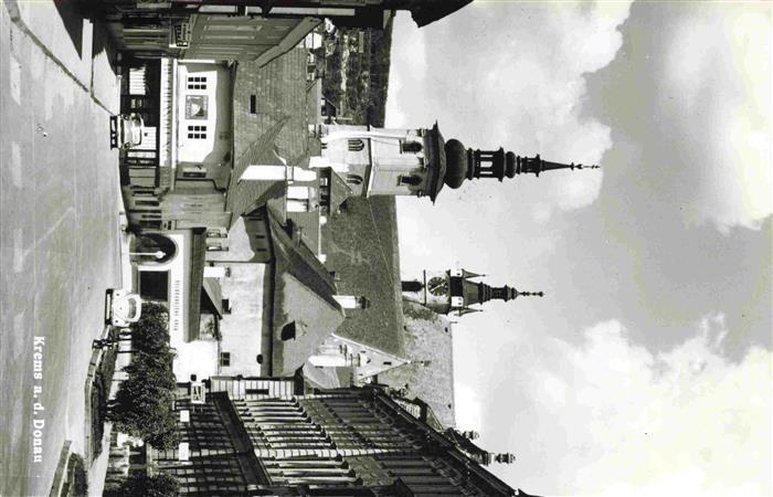 Krems Donau Niederoesterreich AT Strassenpartie mit Kirche